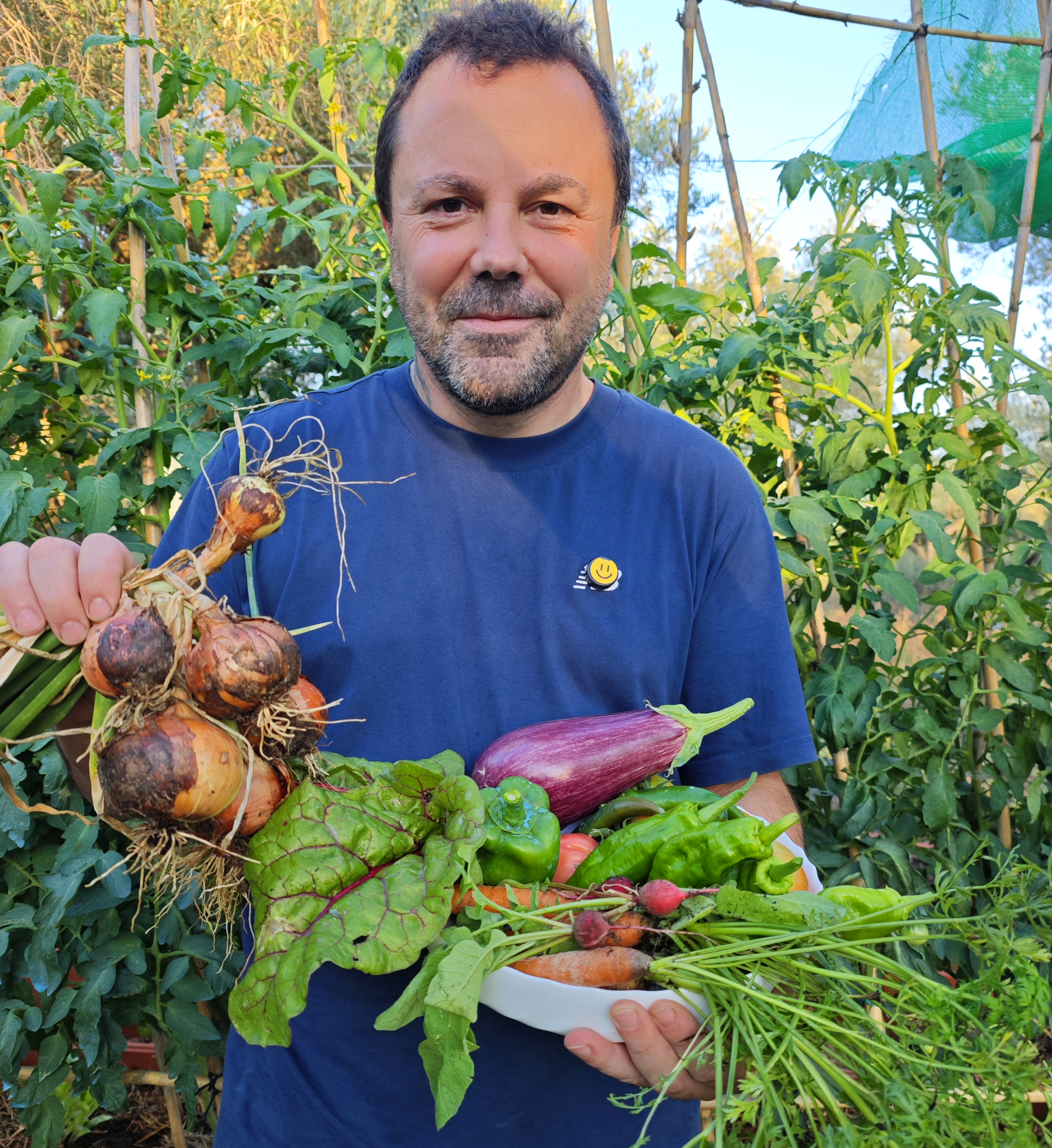Vítor Hugo Dubois sosteniendo una cosecha orgánica
